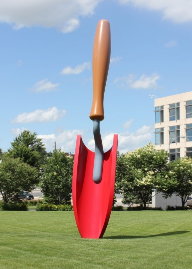 «Большую глину #4» у Дома культуры «ГЭС-2» сменила скульптура «Садовая лопатка»