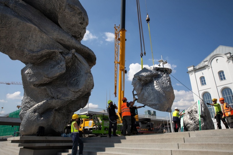 «Большую глину #4» у Дома культуры «ГЭС-2» сменила скульптура «Садовая лопатка»