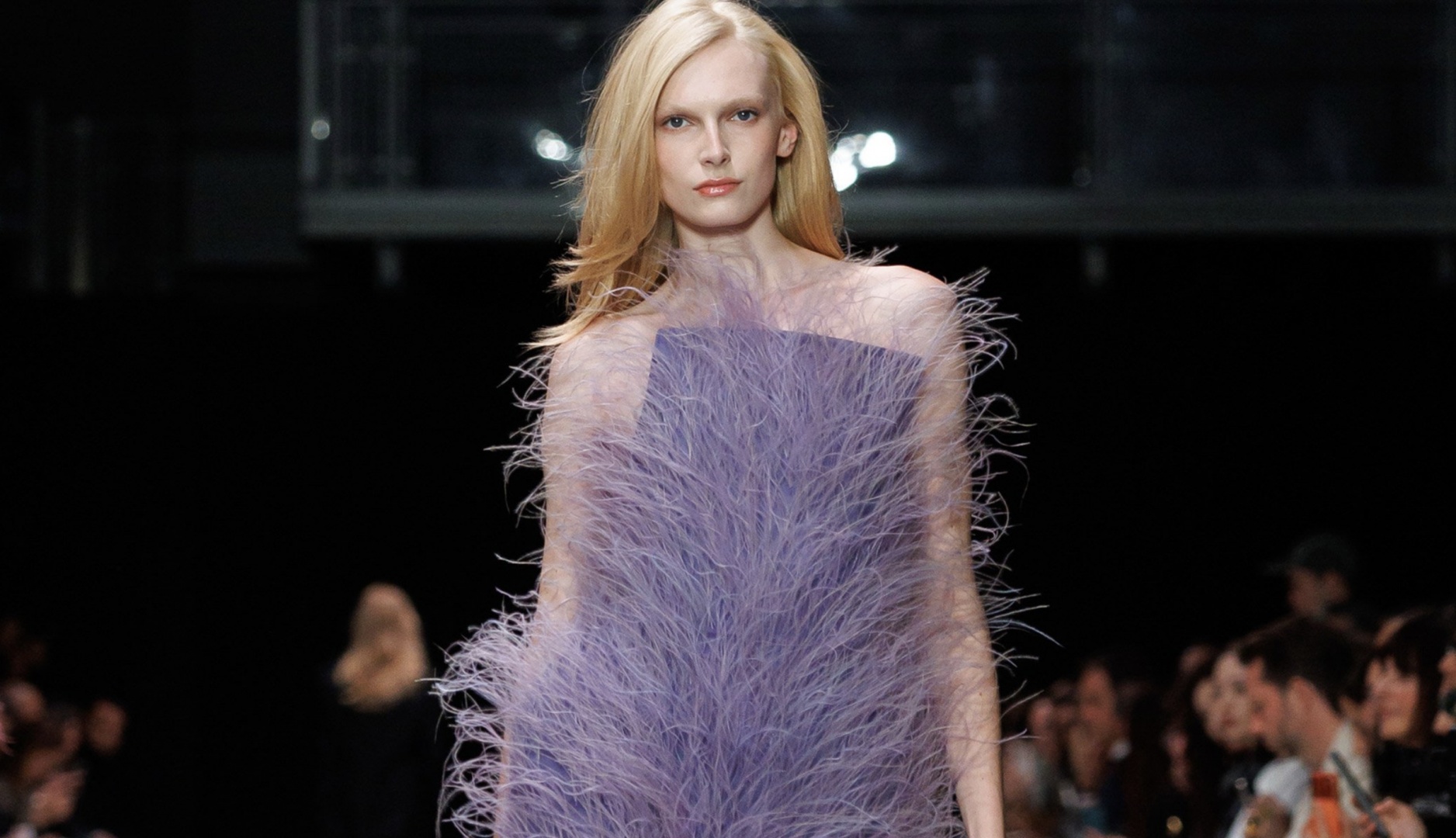 Бренд Stella McCartney показал платья с перьями из травы Бренд Stella McCartney показал платья с перьями из травы