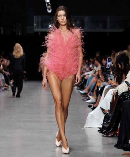 Бренд Stella McCartney показал платья с перьями из травы