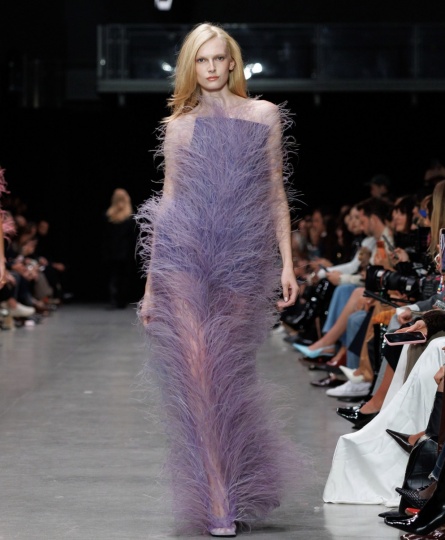 Бренд Stella McCartney показал платья с перьями из травы