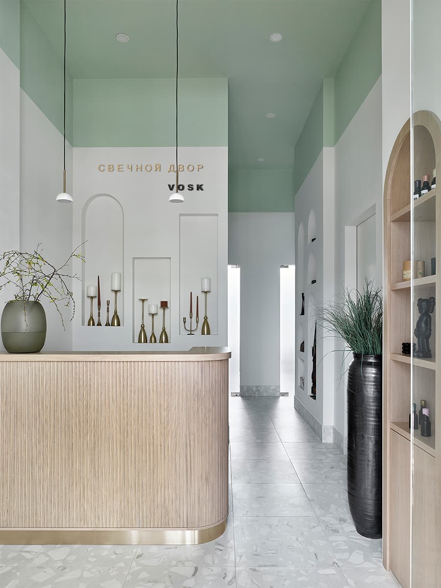 Латунь и чистые весенние цвета в интерьере шоурума свечей — проект Анастасии Холопцевой