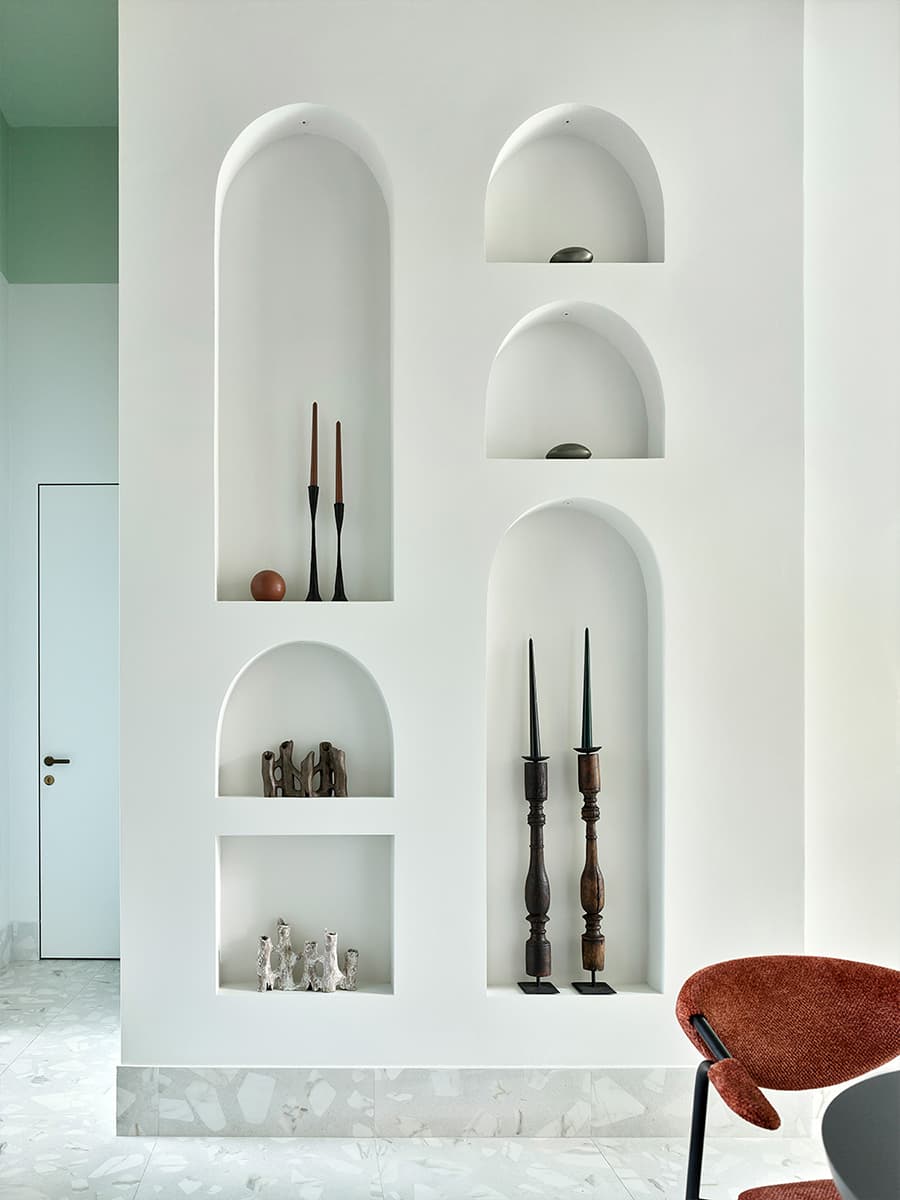 Латунь и чистые весенние цвета в интерьере шоурума свечей — проект Анастасии Холопцевой