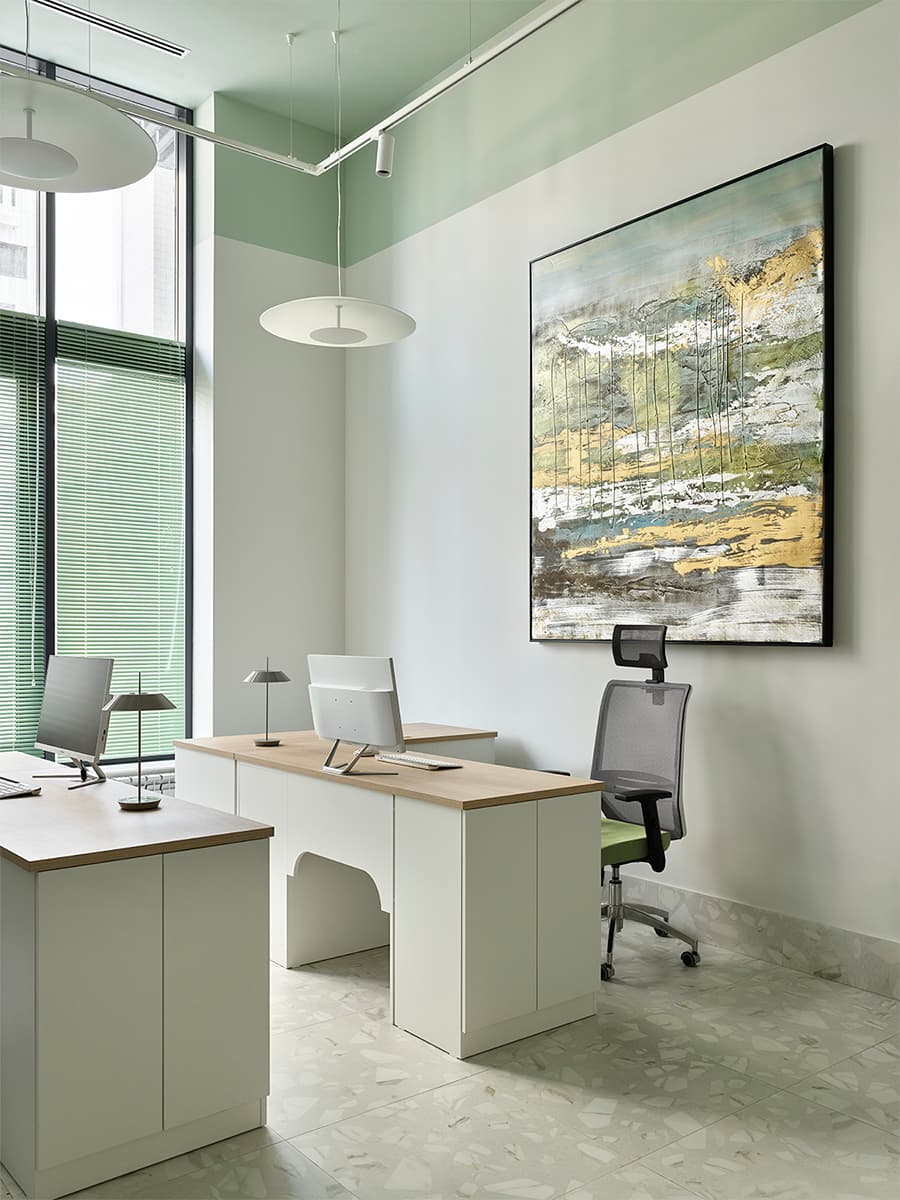 Латунь и чистые весенние цвета в интерьере шоурума свечей — проект Анастасии Холопцевой