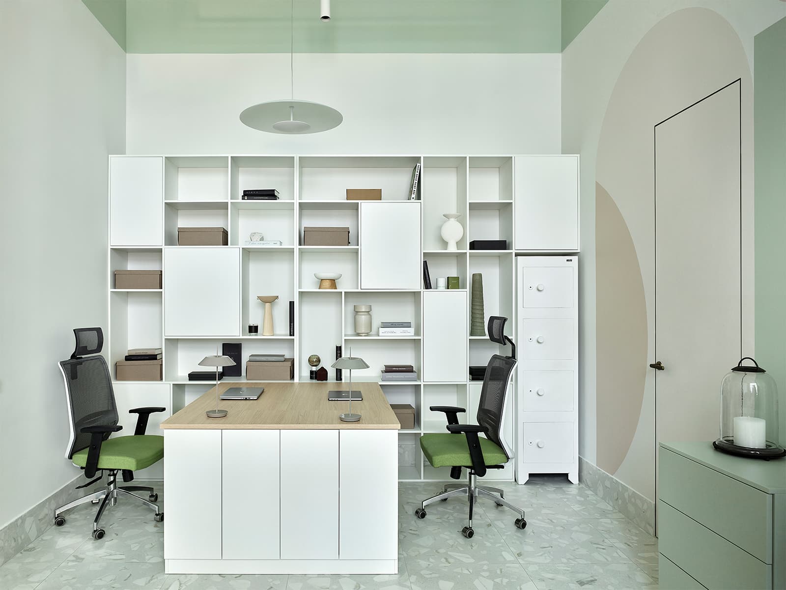 Латунь и чистые весенние цвета в интерьере шоурума свечей — проект Анастасии Холопцевой