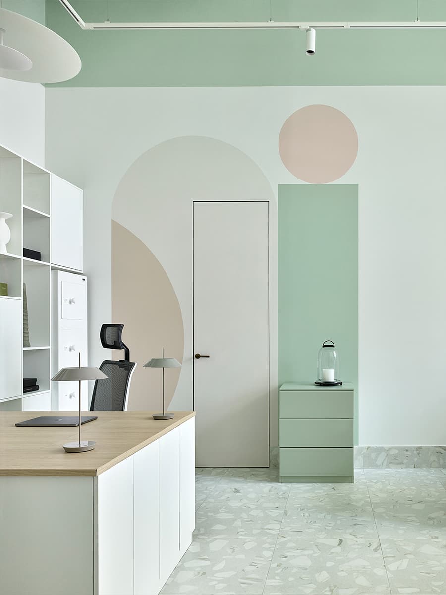 Латунь и чистые весенние цвета в интерьере шоурума свечей — проект Анастасии Холопцевой