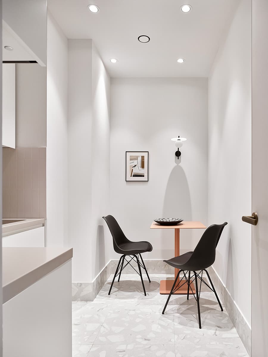 Латунь и чистые весенние цвета в интерьере шоурума свечей — проект Анастасии Холопцевой