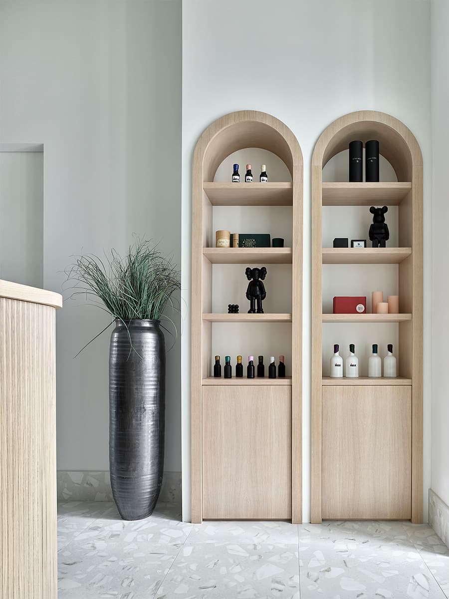 Латунь и чистые весенние цвета в интерьере шоурума свечей — проект Анастасии Холопцевой