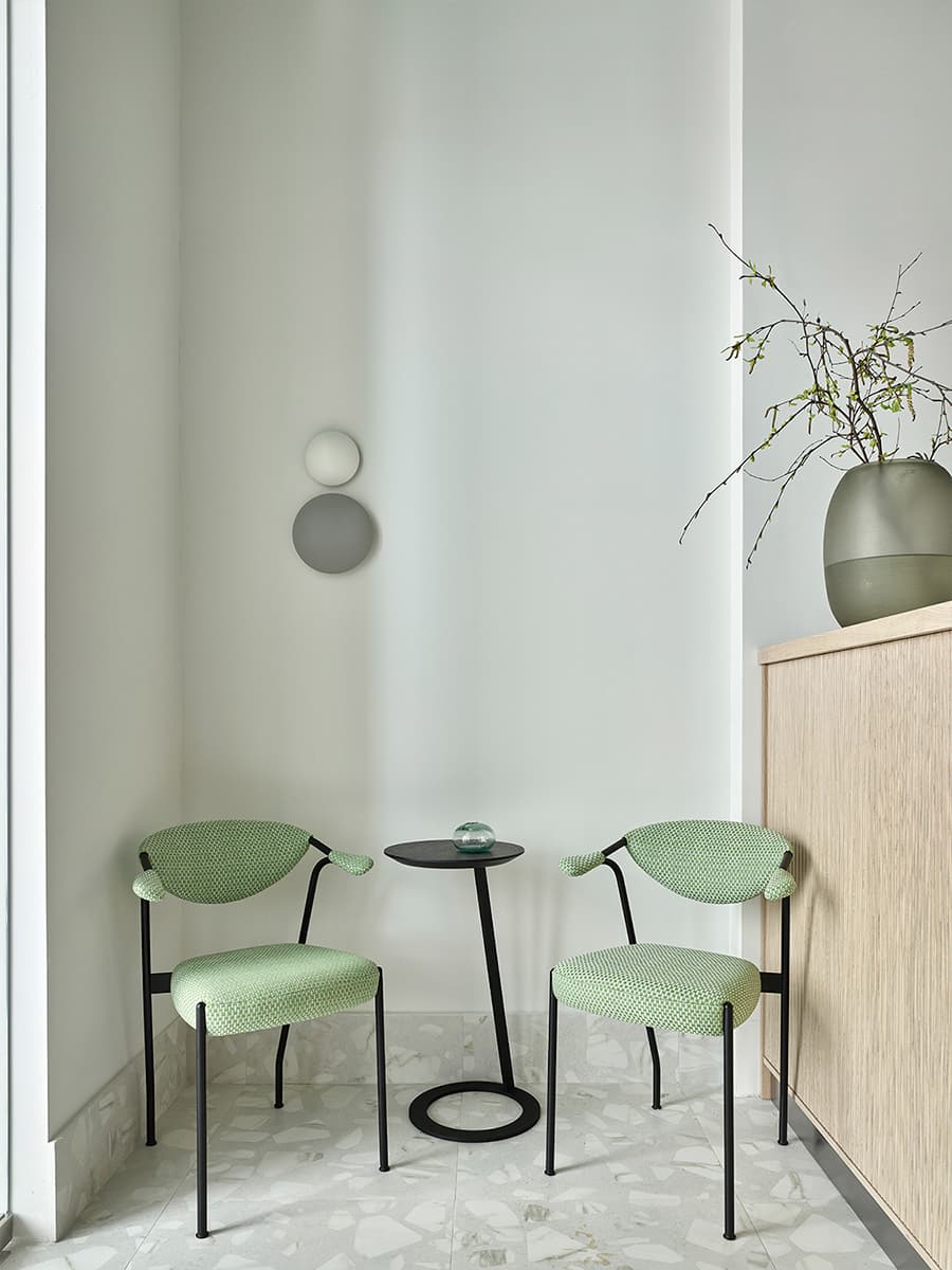 Латунь и чистые весенние цвета в интерьере шоурума свечей — проект Анастасии Холопцевой