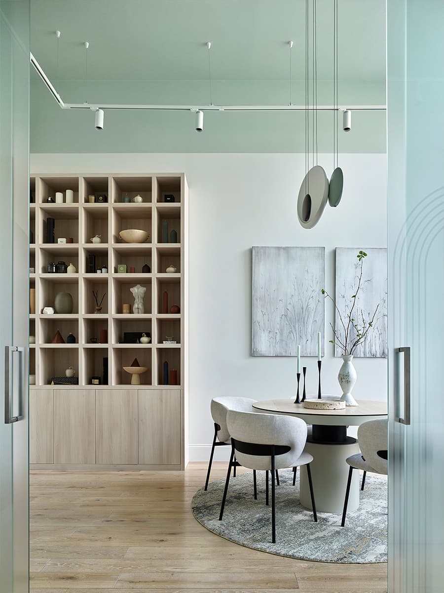 Латунь и чистые весенние цвета в интерьере шоурума свечей — проект Анастасии Холопцевой