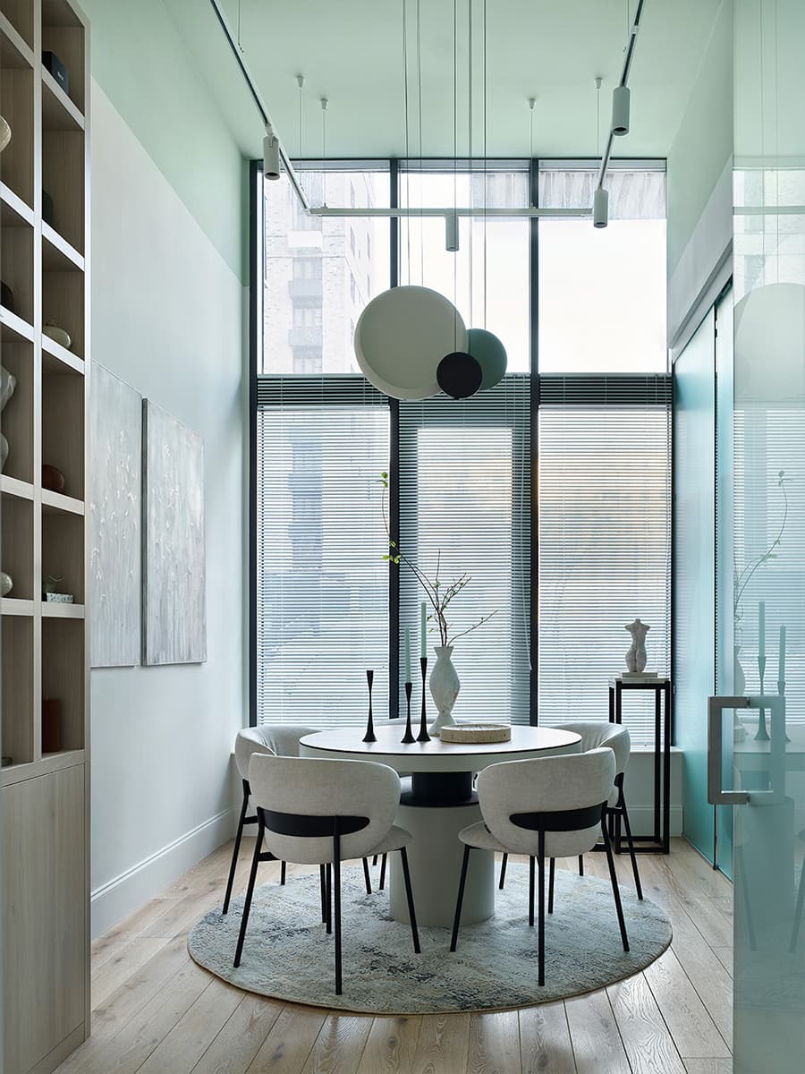 Латунь и чистые весенние цвета в интерьере шоурума свечей — проект Анастасии Холопцевой