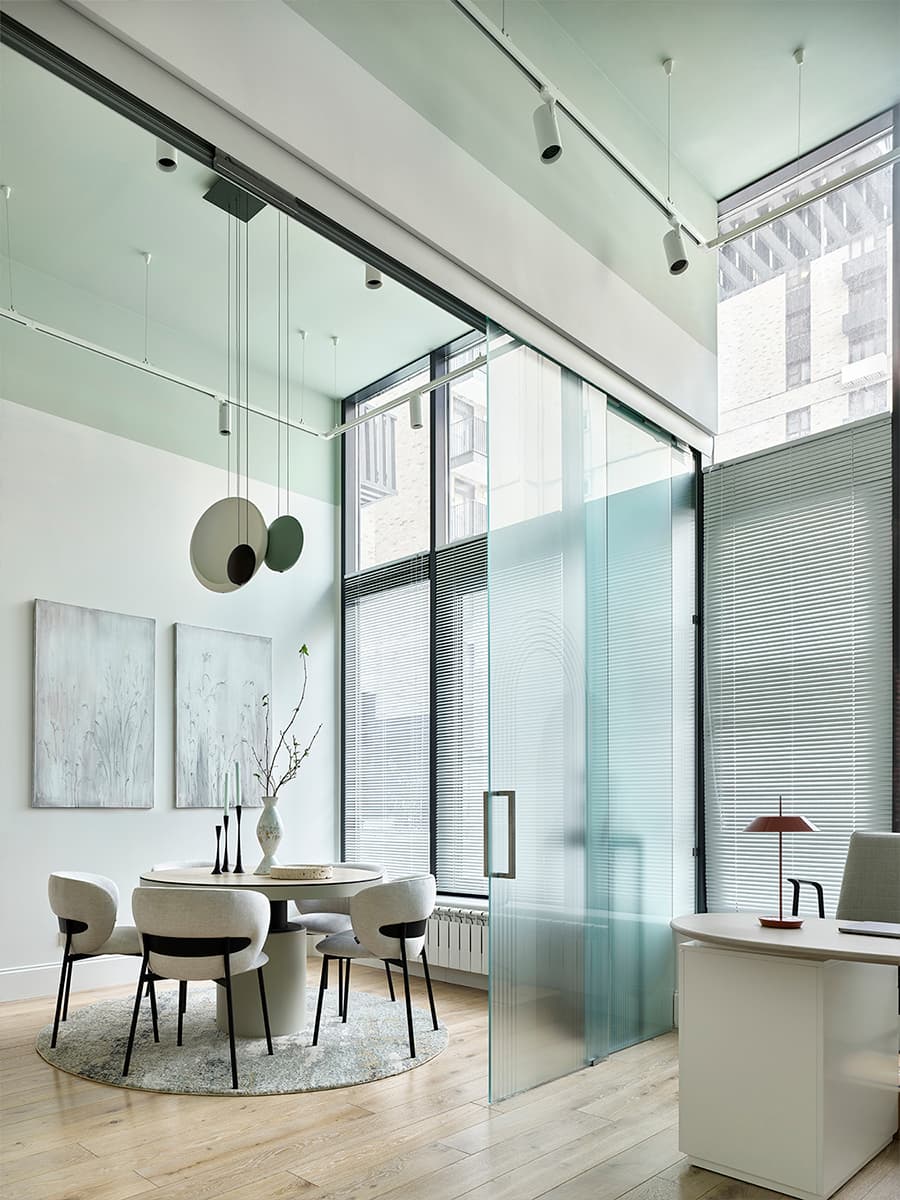 Латунь и чистые весенние цвета в интерьере шоурума свечей — проект Анастасии Холопцевой