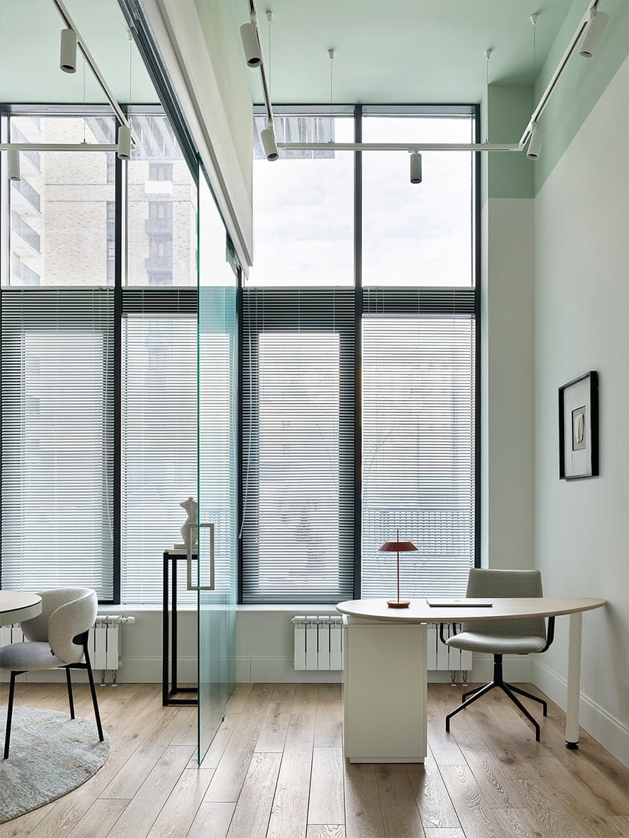 Латунь и чистые весенние цвета в интерьере шоурума свечей — проект Анастасии Холопцевой