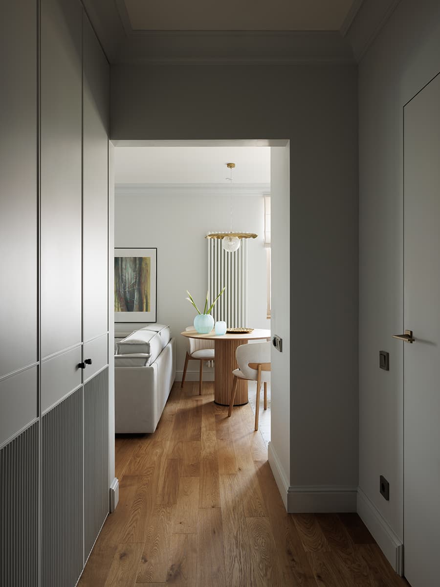 Теплый оттенок дерева и мятные акценты в интерьере квартиры для девушки — проект Юлии Бабинцевой