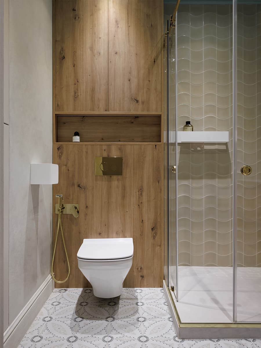 Теплый оттенок дерева и мятные акценты в интерьере квартиры для девушки — проект Юлии Бабинцевой