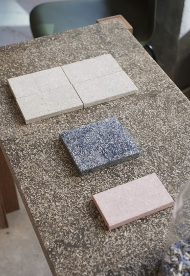 Blast Studio начала производить материал из использованных кофейных стаканчиков