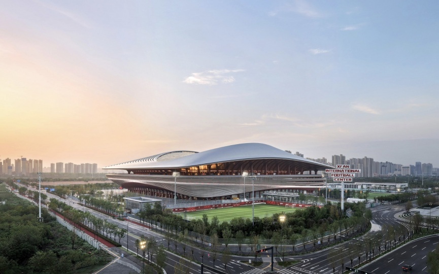 Zaha Hadid Architects построили футбольный стадион в Сиане