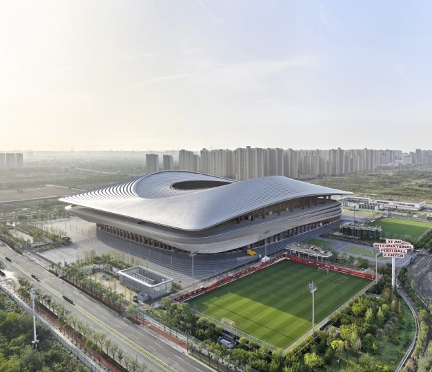 Zaha Hadid Architects построили футбольный стадион в Сиане