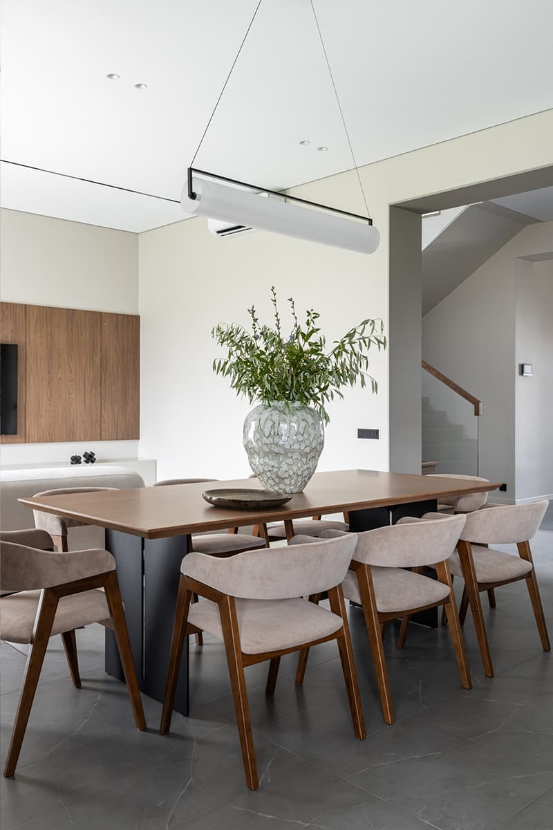 Сдержанный интерьер загородного дома на продажу — проект Buro2D