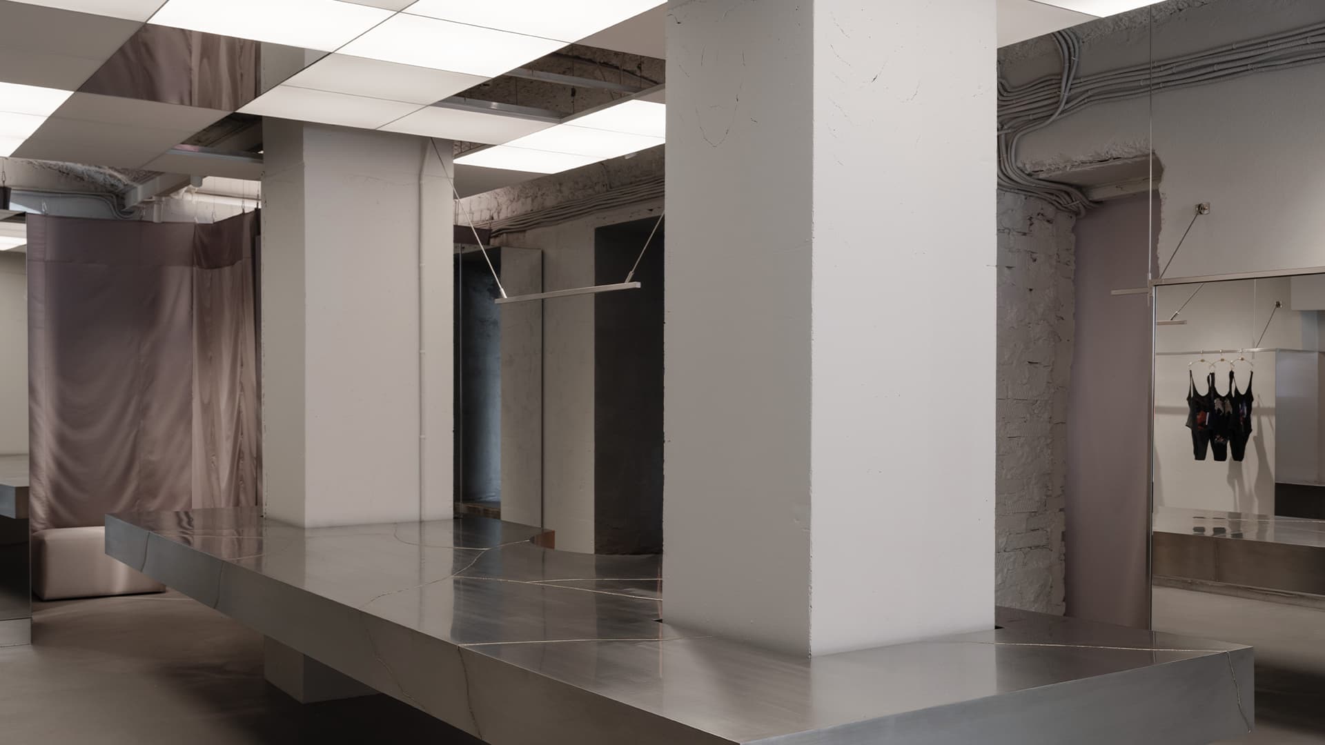 Сталь и ритмичные LED-панели в интерьере магазина купальников — проект Полины Черняк