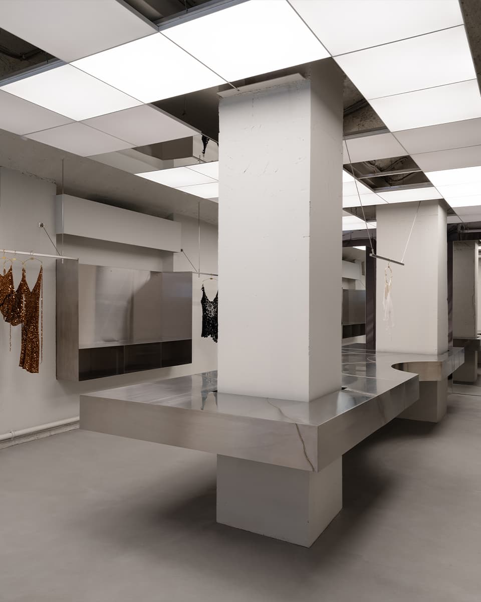 Сталь и ритмичные LED-панели в интерьере магазина купальников — проект Полины Черняк