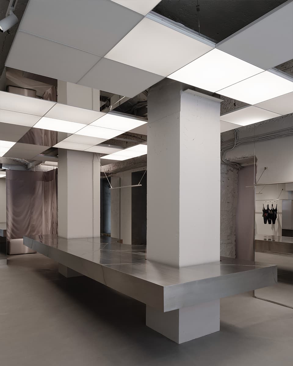 Сталь и ритмичные LED-панели в интерьере магазина купальников — проект Полины Черняк