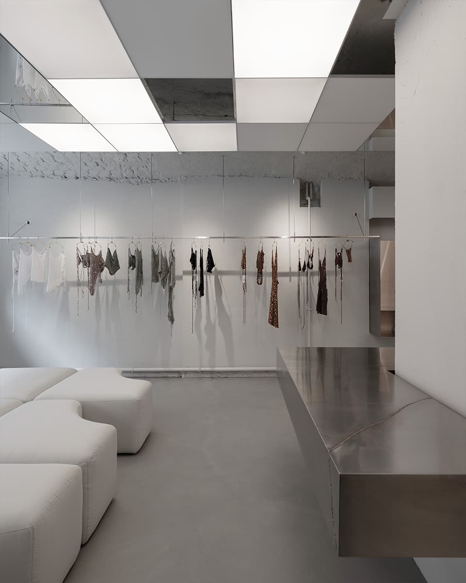 Сталь и ритмичные LED-панели в интерьере магазина купальников — проект Полины Черняк