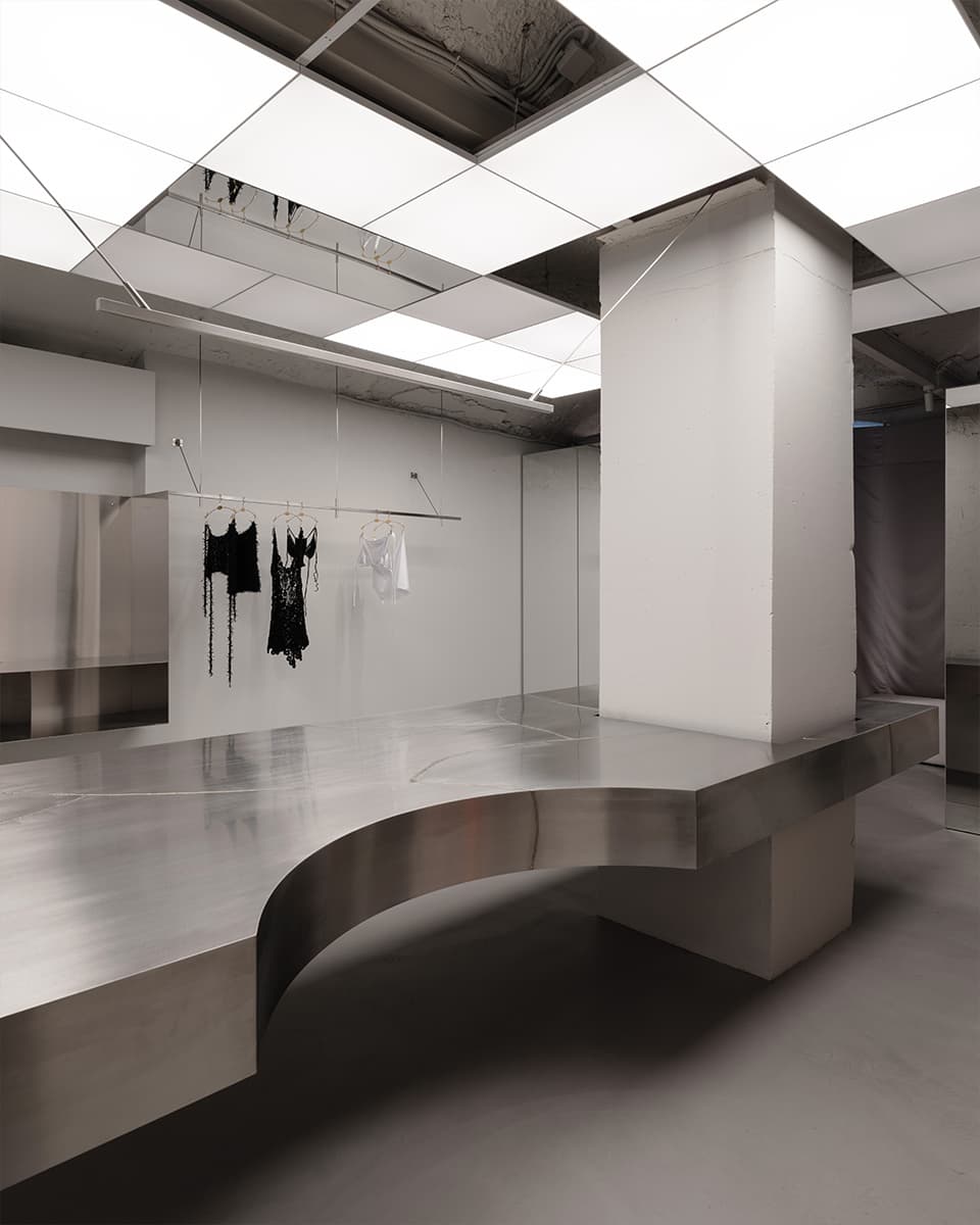 Сталь и ритмичные LED-панели в интерьере магазина купальников — проект Полины Черняк