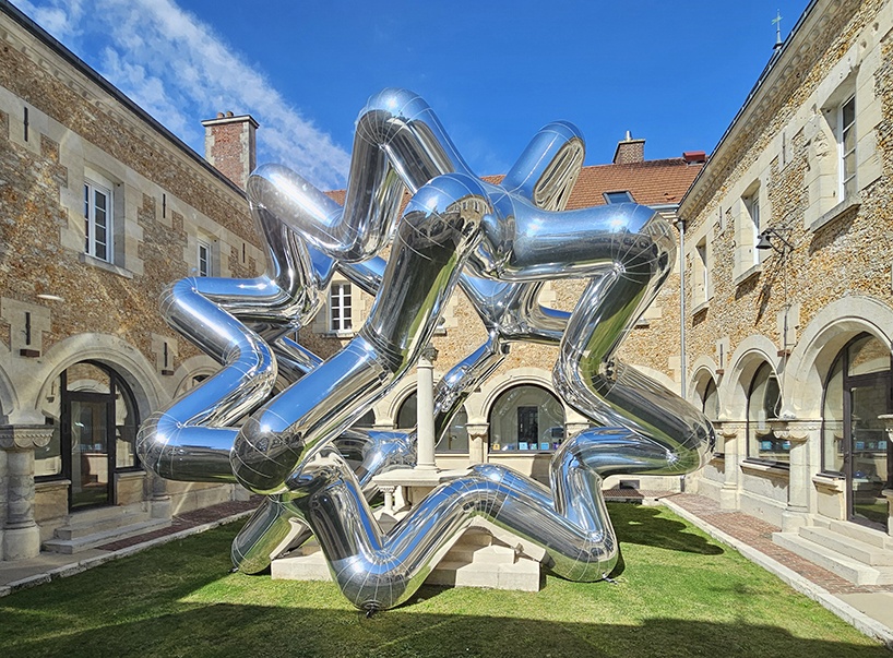 Во французской коммуне Этрепаньи появилась скульптура Сирила Ланселана Во французской коммуне Этрепаньи появилась скульптура Сирила Ланселана