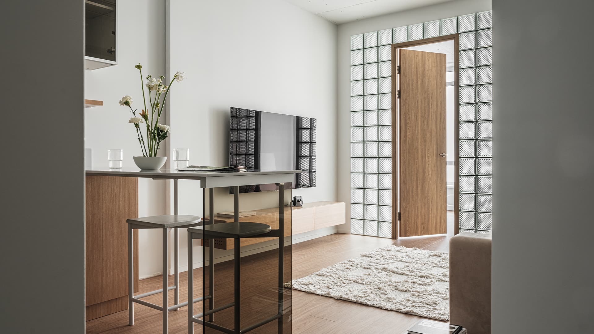 Стеклоблоки и строгая подсветка в воздушном интерьере квартиры — проект ERBE INTERIORS