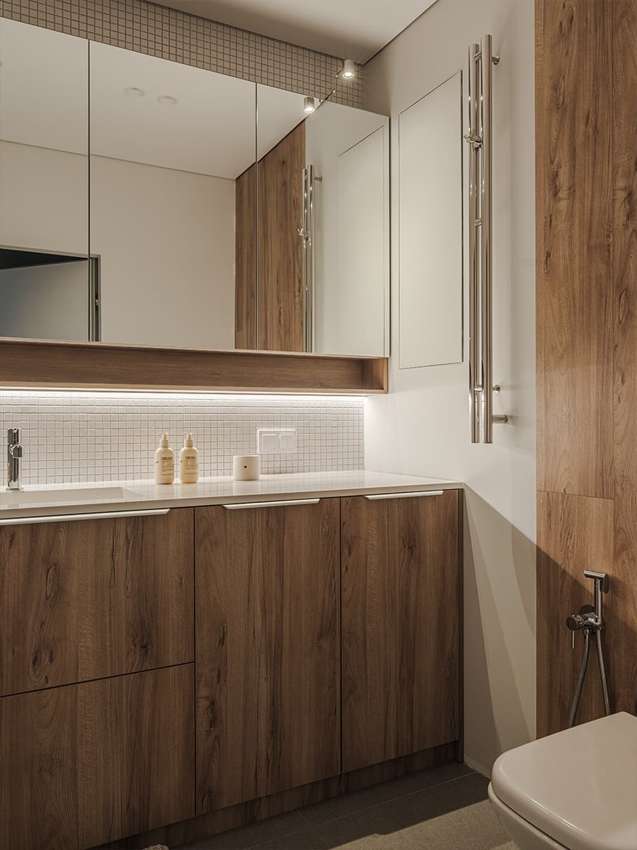 Стеклоблоки и строгая подсветка в воздушном интерьере квартиры — проект ERBE INTERIORS