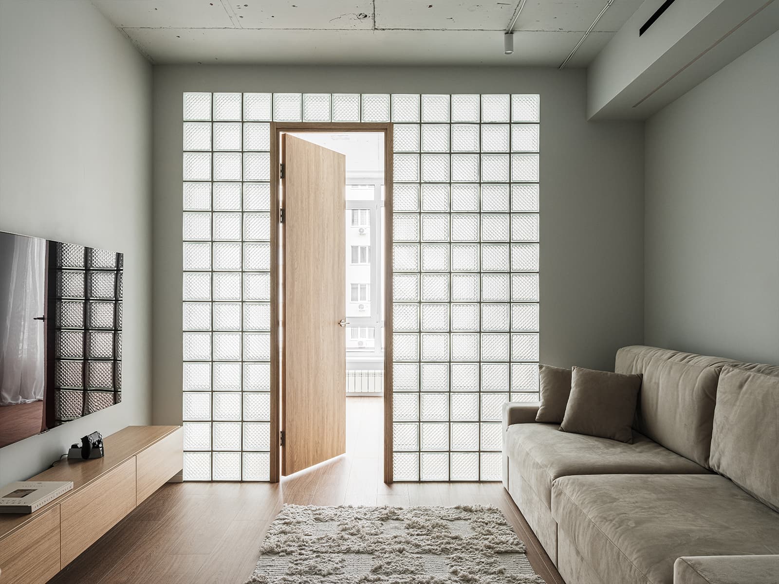 Стеклоблоки и строгая подсветка в воздушном интерьере квартиры — проект ERBE INTERIORS