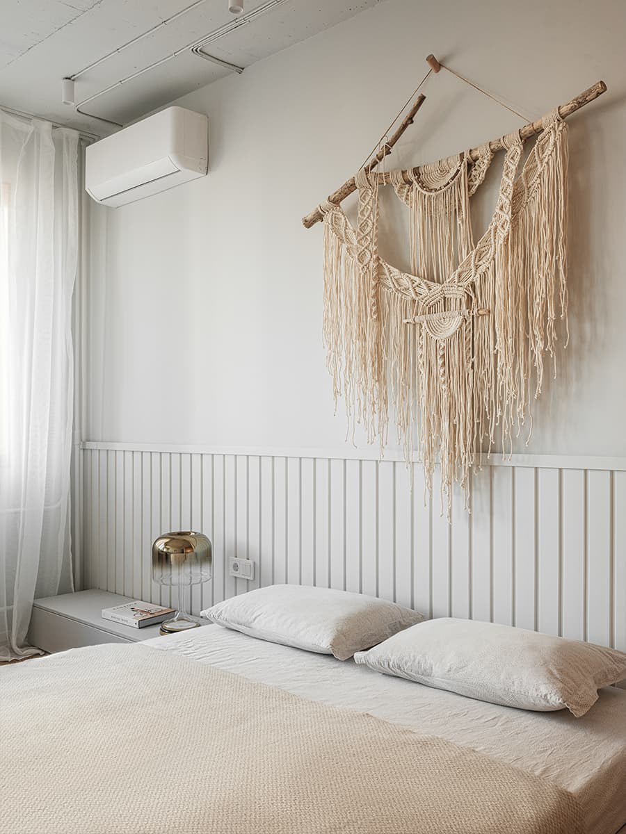 Стеклоблоки и строгая подсветка в воздушном интерьере квартиры — проект ERBE INTERIORS