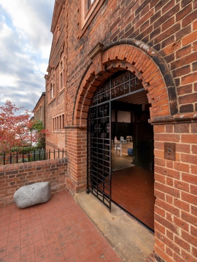 В Лондоне открылась выставка стульев Макса Лэмба