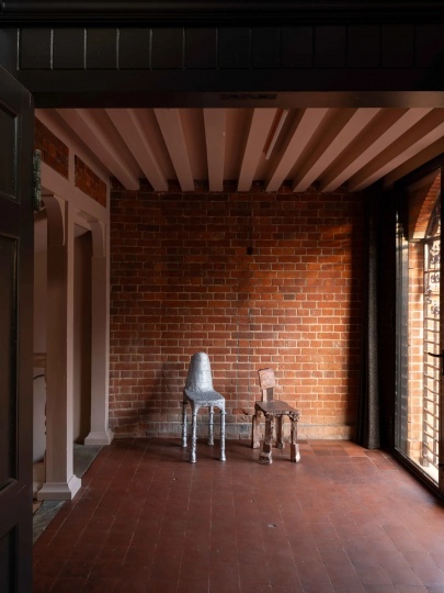 В Лондоне открылась выставка стульев Макса Лэмба