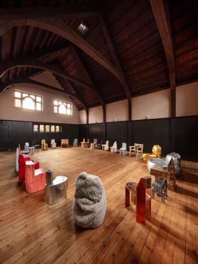 В Лондоне открылась выставка стульев Макса Лэмба