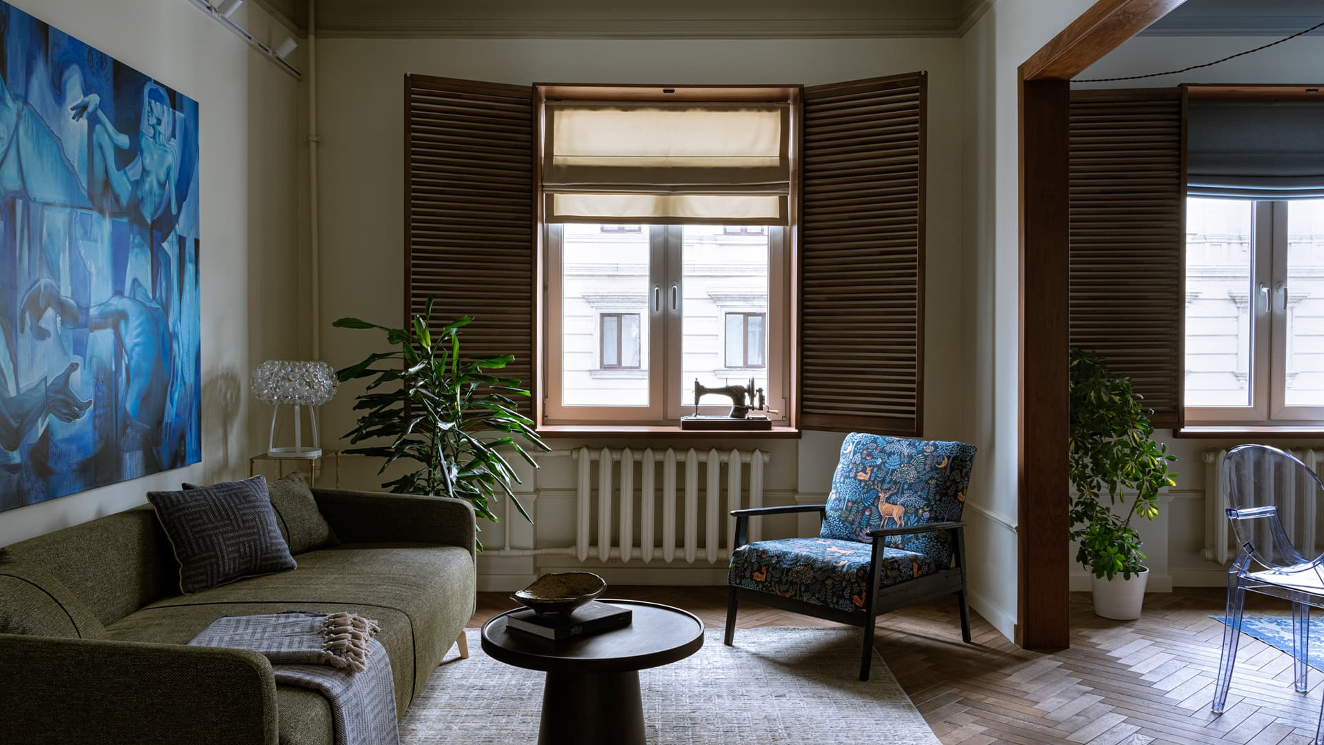 Игра теплых и холодных тонов в интерьере квартиры с советским характером — проект Ксении Крыловой