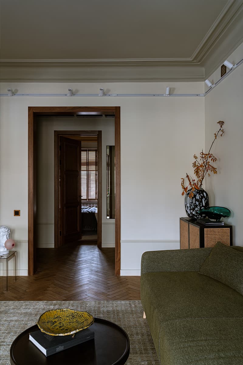 Игра теплых и холодных тонов в интерьере квартиры с советским характером — проект Ксении Крыловой