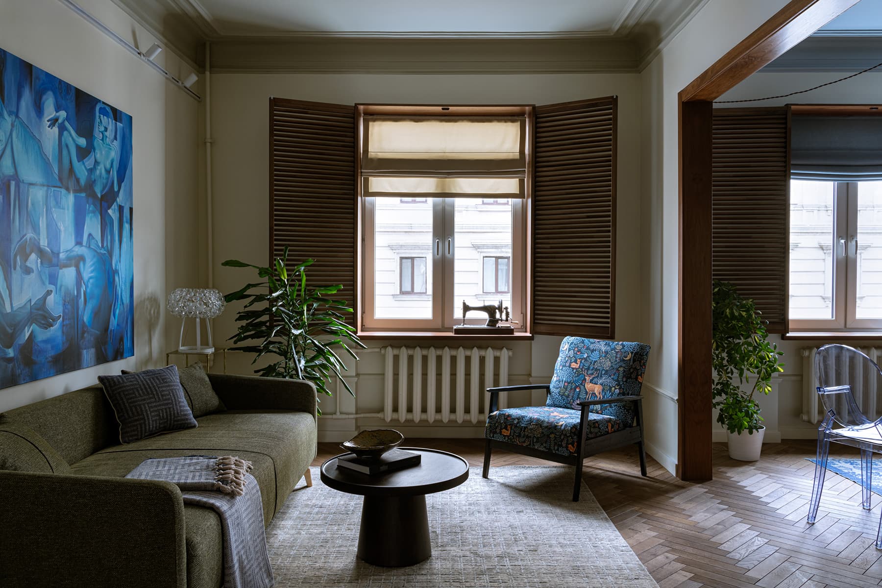 Игра теплых и холодных тонов в интерьере квартиры с советским характером — проект Ксении Крыловой