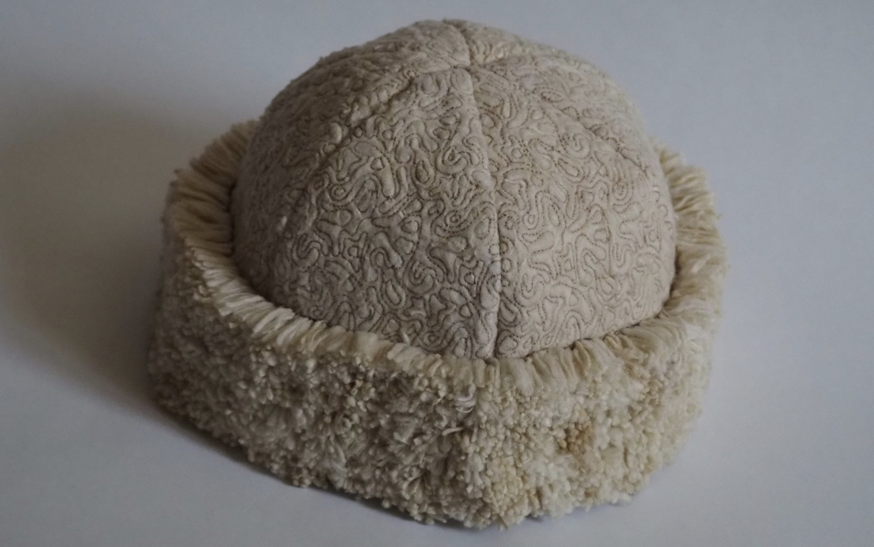 Выпускница Central Saint Martins сделала шапку из сигаретных окурков Выпускница Central Saint Martins сделала шапку из сигаретных окурков