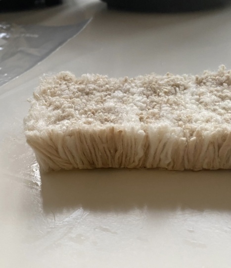 Выпускница Central Saint Martins сделала шапку из сигаретных окурков