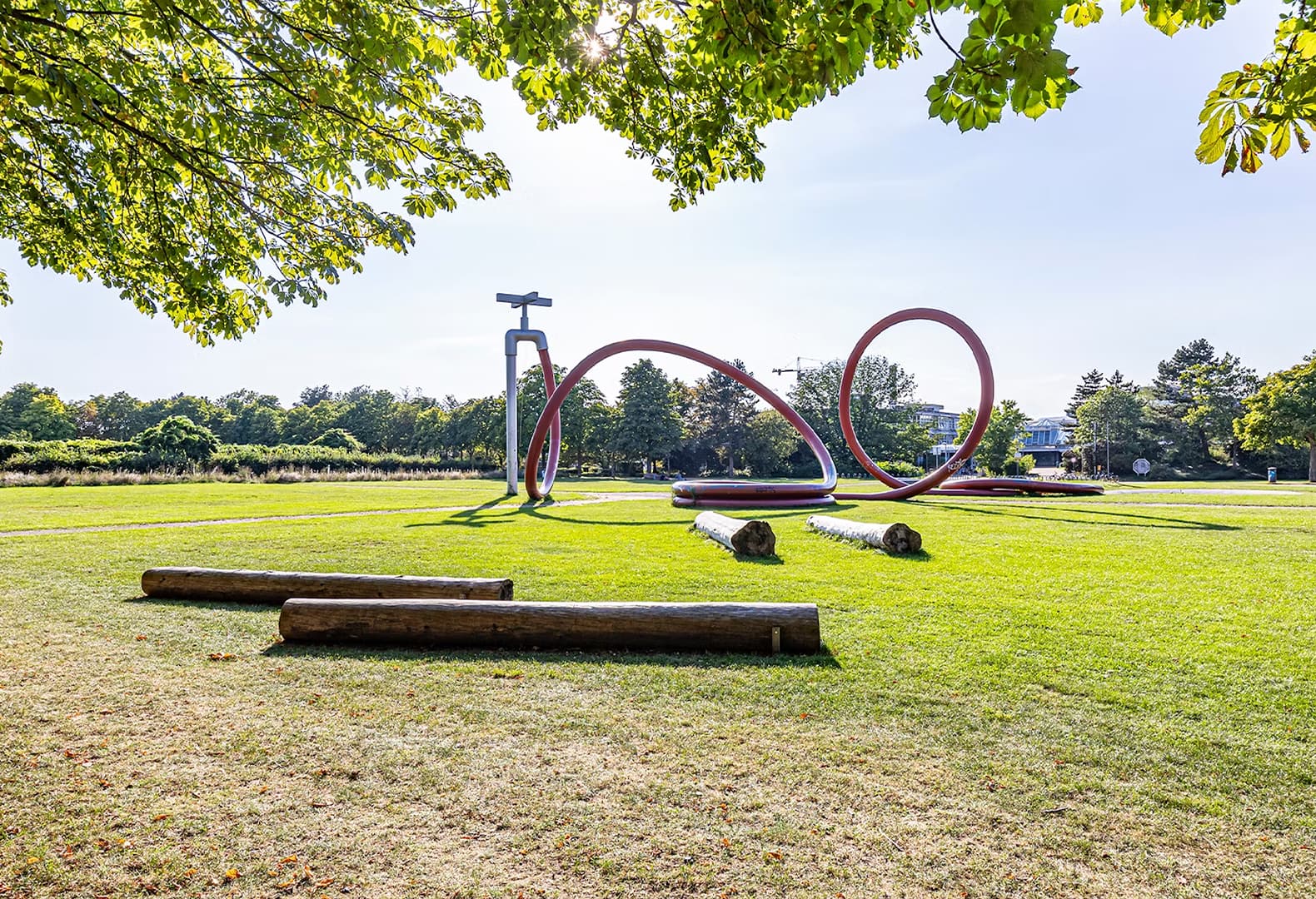 Игра с формами, гиперболизация и ирония в практике Класа Олденбурга и Кошье ван Брюгген