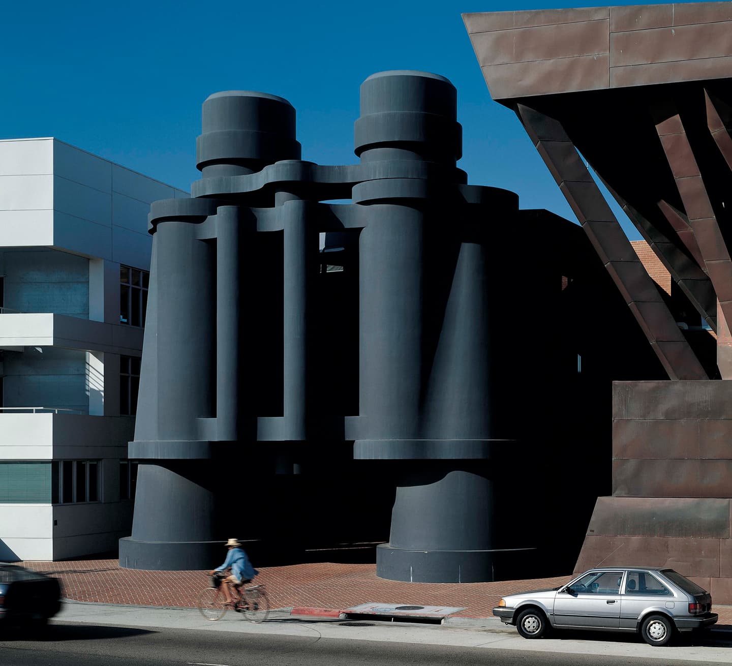 Игра с формами, гиперболизация и ирония в практике Класа Олденбурга и Кошье ван Брюгген