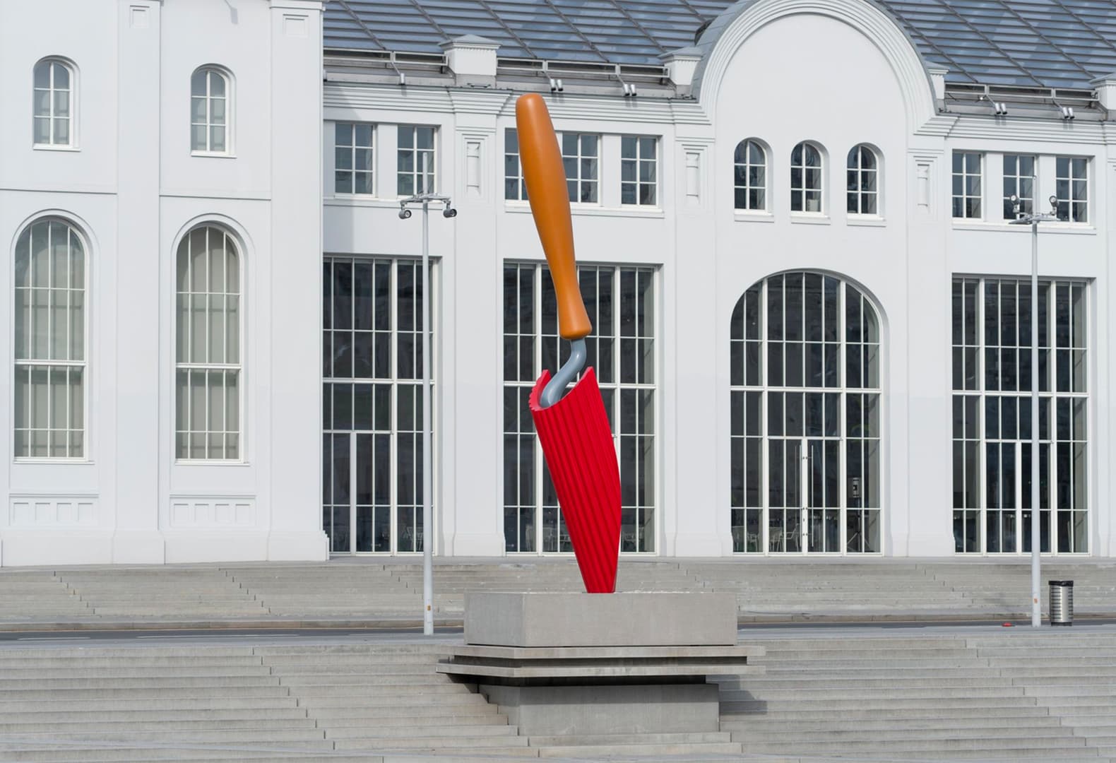 Игра с формами, гиперболизация и ирония в практике Класа Олденбурга и Кошье ван Брюгген