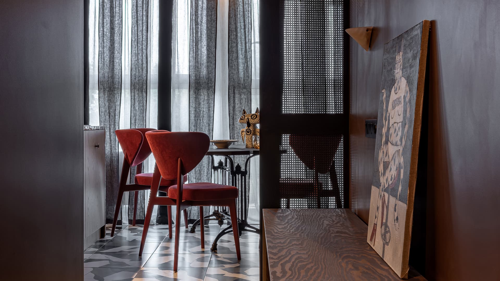 Дерево и зеркальные поверхности в квартире-студии дизайнера — проект Анастасии Придачиной