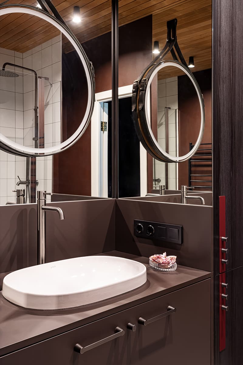 Дерево и зеркальные поверхности в квартире-студии дизайнера — проект Анастасии Придачиной