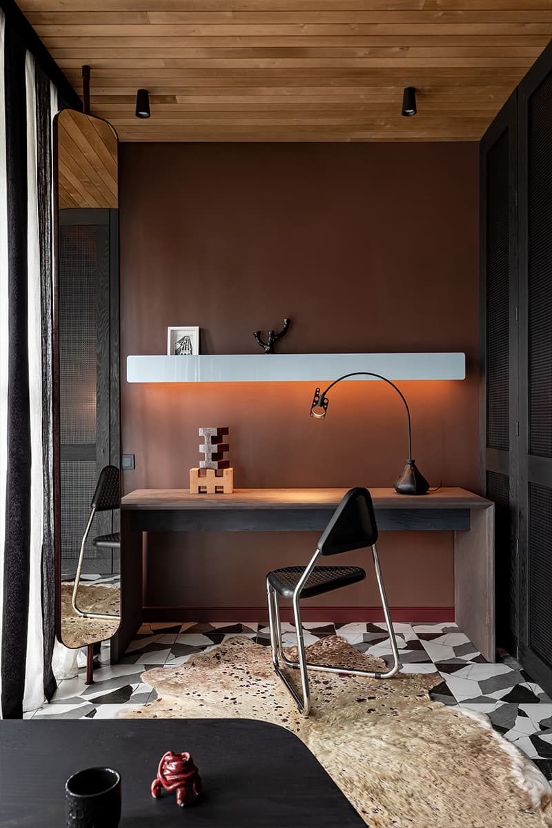 Дерево и зеркальные поверхности в квартире-студии дизайнера — проект Анастасии Придачиной