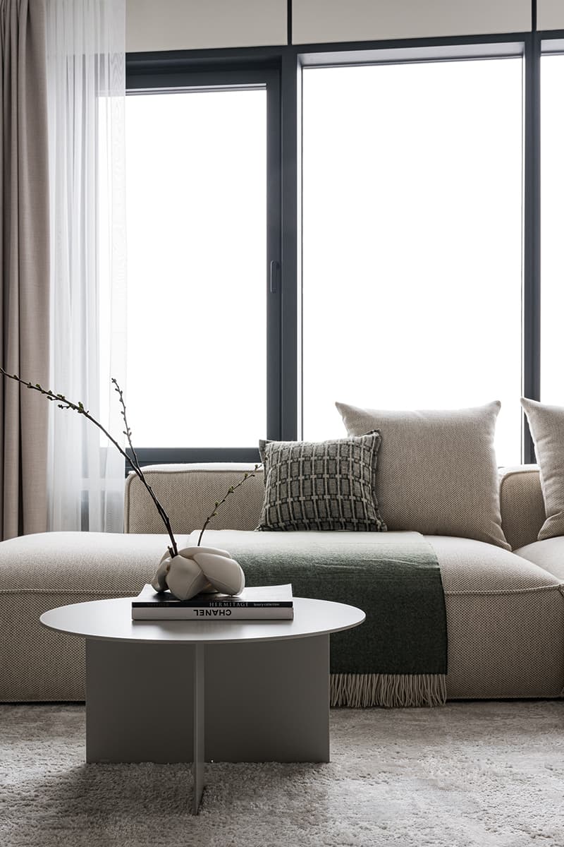 Умиротворяющие краски и теплое дерево в интерьере квартиры для молодой девушки — проект студии Aleta interiors