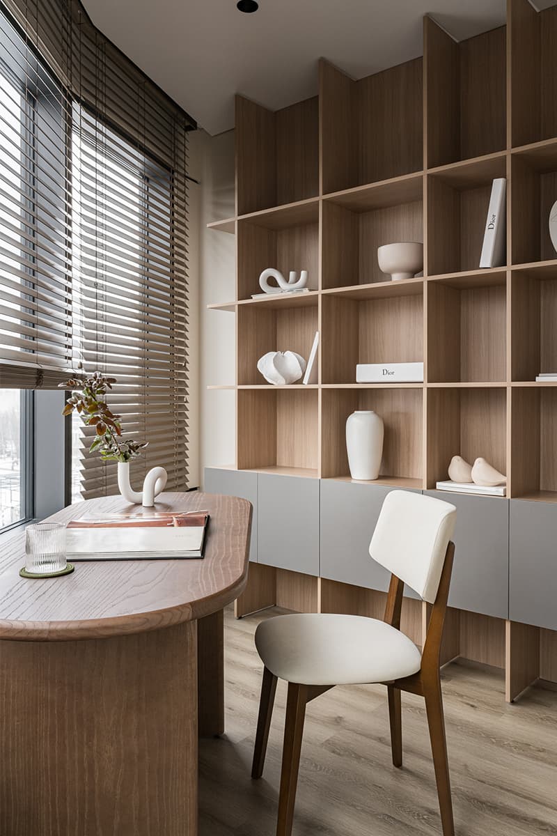 Умиротворяющие краски и теплое дерево в интерьере квартиры для молодой девушки — проект студии Aleta interiors