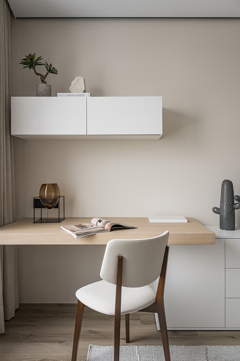 Умиротворяющие краски и теплое дерево в интерьере квартиры для молодой девушки — проект студии Aleta interiors